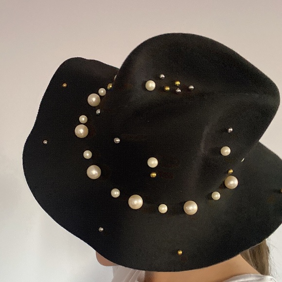 Pearls 🎩 Hat OOTD - Picture 5 of 5